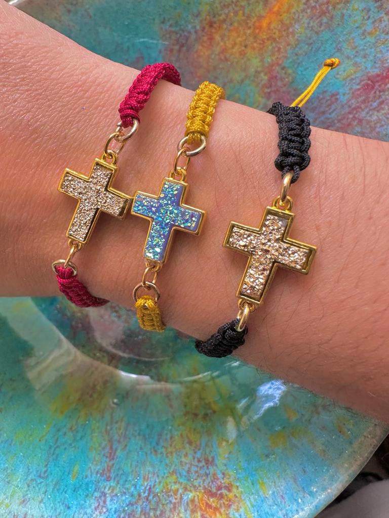 Pulseras Cruz de cordón rojo, amarillo y negro con cruces de circonitas en la muñeca